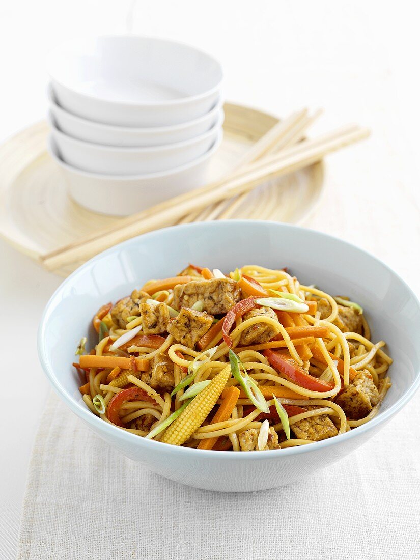 Fried egg noodles with tofu and vegetables (China)