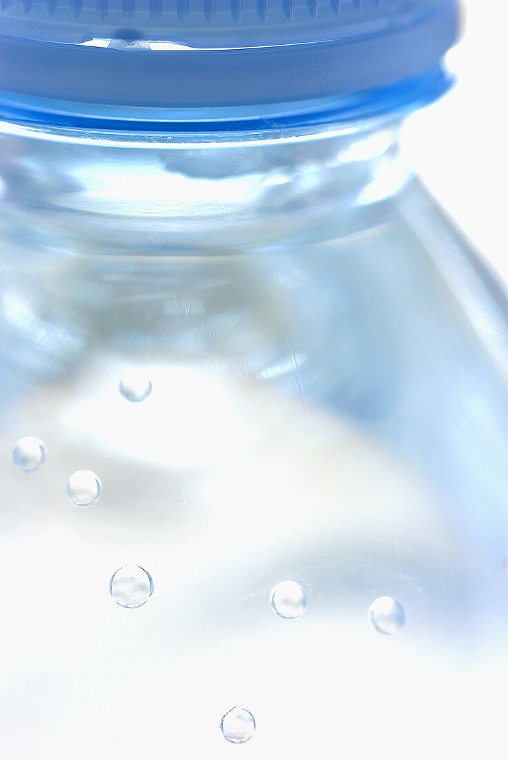 Ausschnitt einer Flasche Mineralwasser