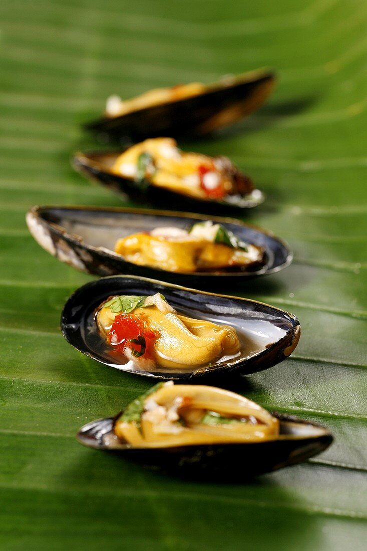 Mussels with sweet and sour sauce on a banana leaf