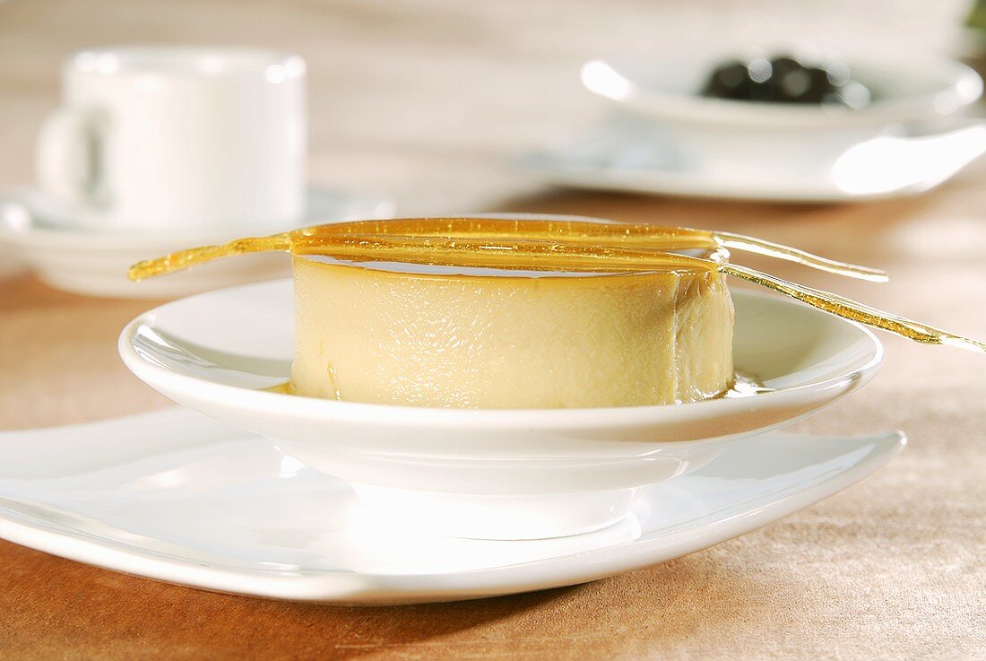 Turned-out coffee and vanilla crème caramel