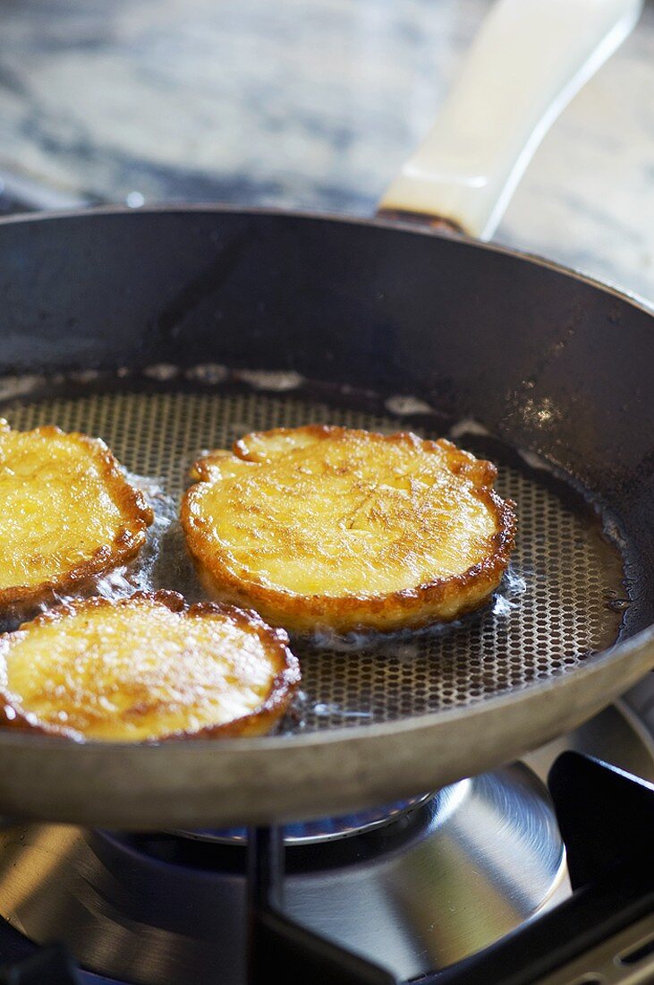 Maisküchlein in der Pfanne ausbacken