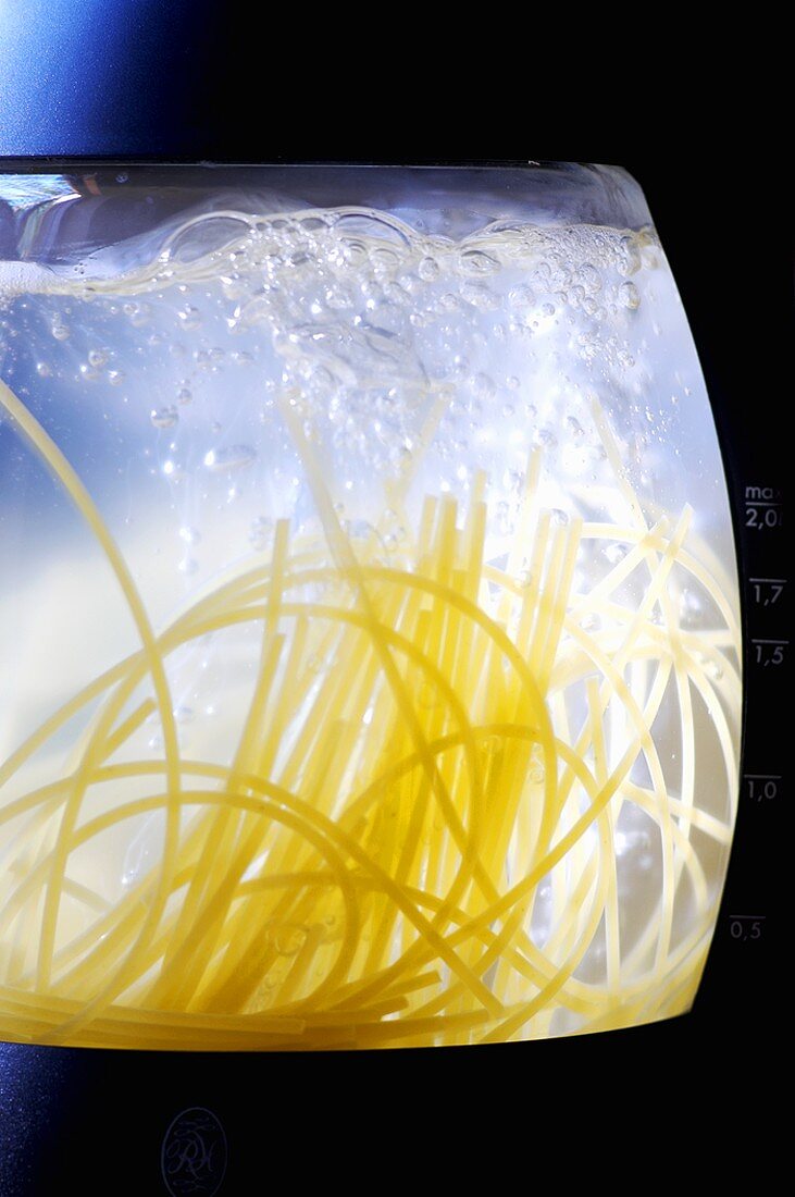 Spaghetti in kochendem Wasser