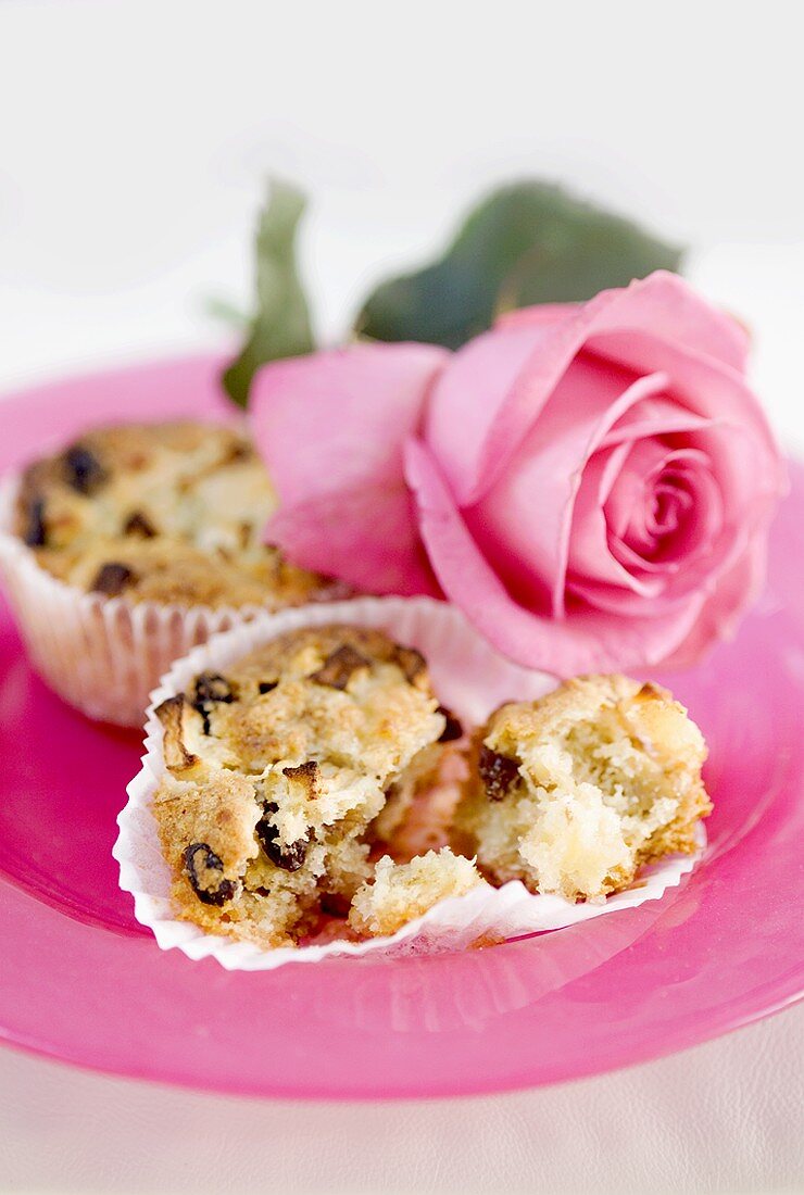 Raisin muffins with a rose