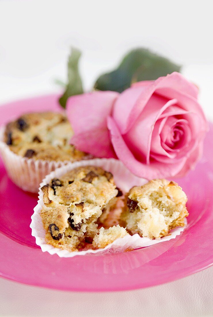 Rosinenmuffins mit einer Rosenblüte