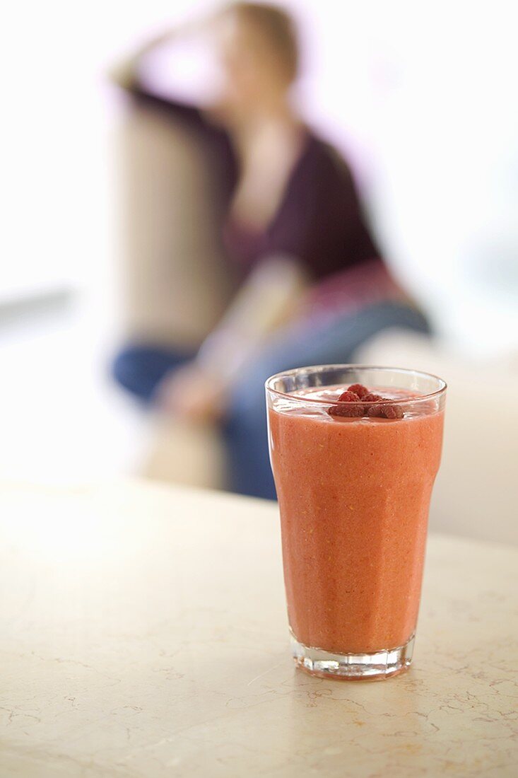 Ein Beeren-Smoothie mit Himbeeren