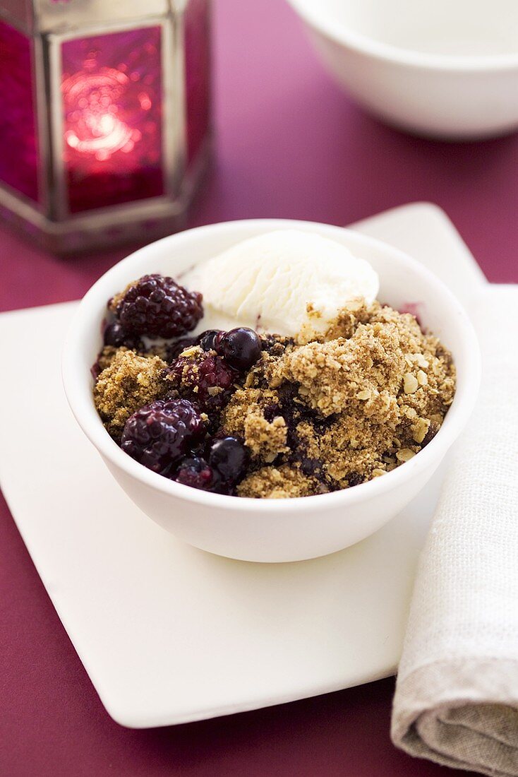 Beerencrumble mit Vanilleeis