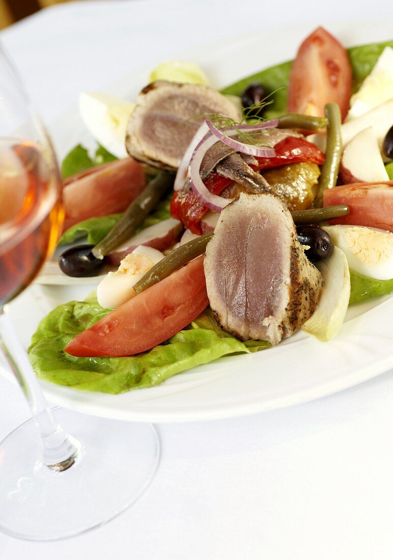 Nizza-Salat mit gebratenem Thunfisch