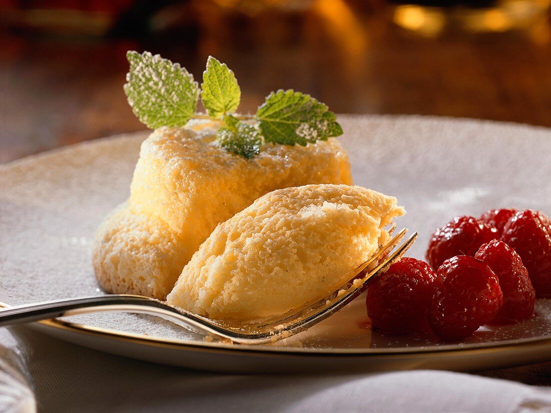 Grießsouffle am Teller mit Himbeeren