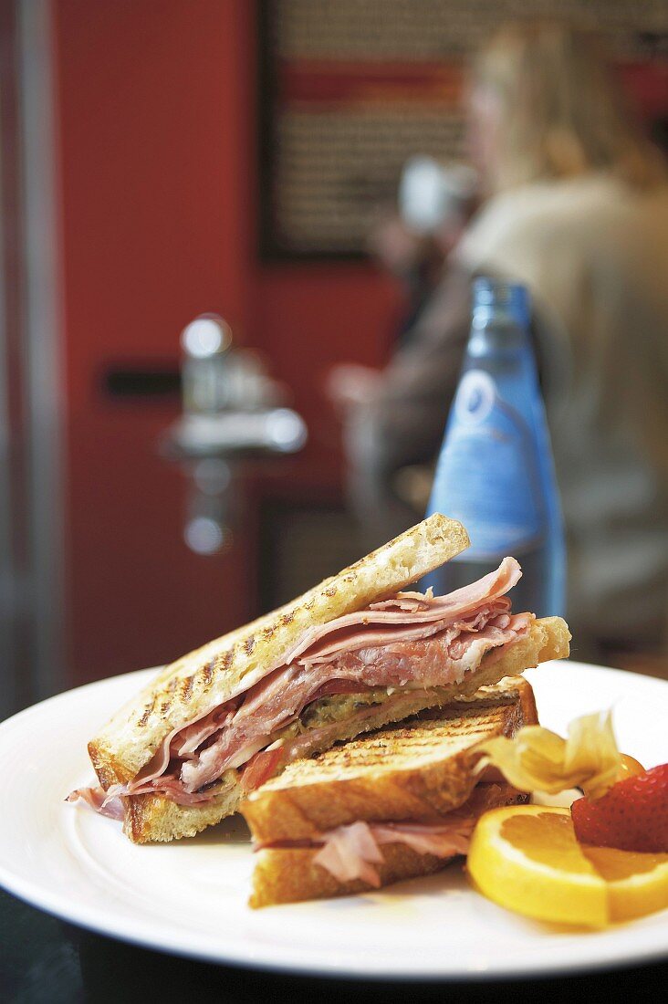 Panini-Sandwich mit Schinken in einem Restaurant