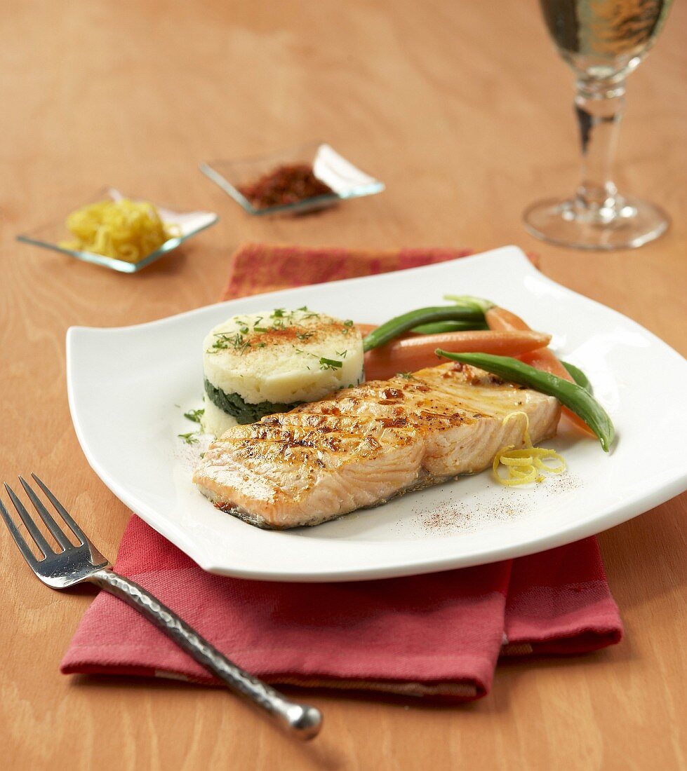 Grilled salmon fillet with vegetables