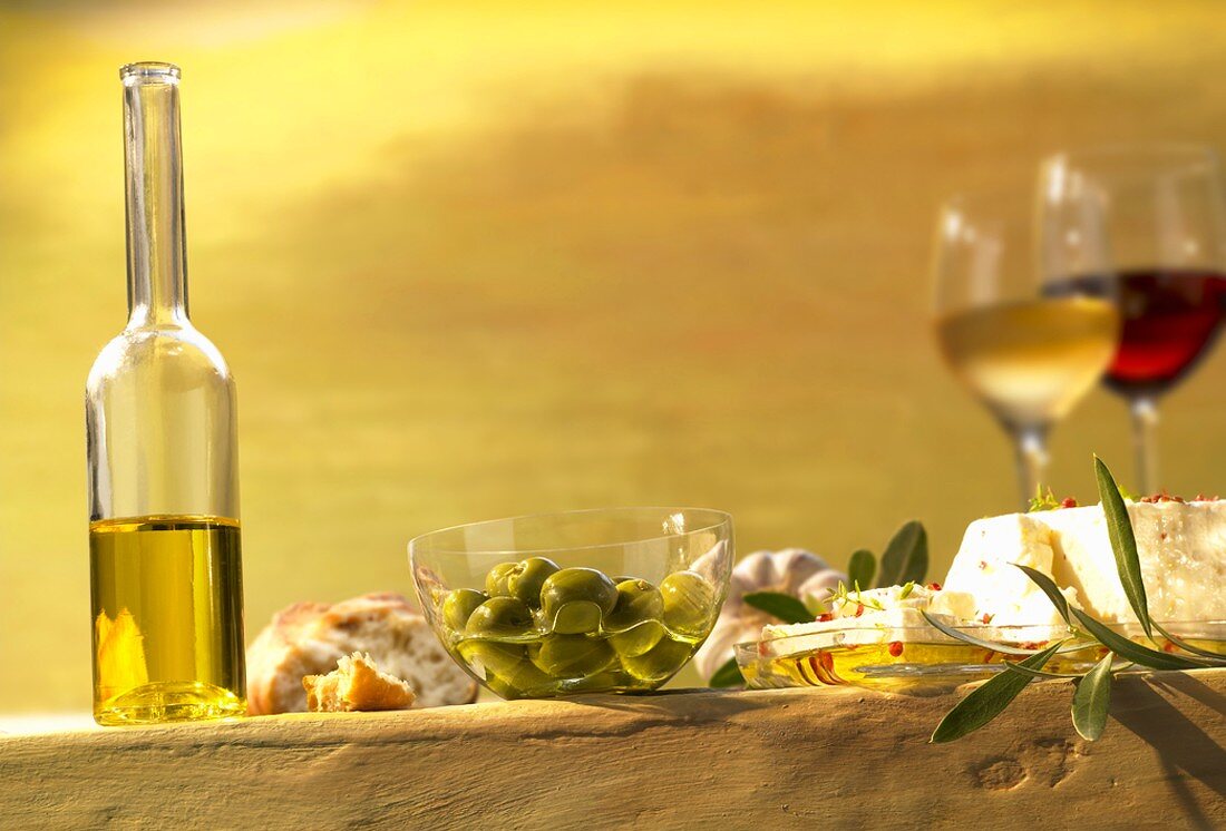 Stillleben mit Olivenöl, Oliven und Wein