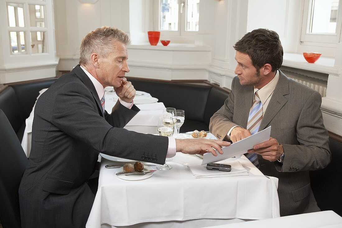 Zwei Männer bei Verhandlungen in einem Restaurant