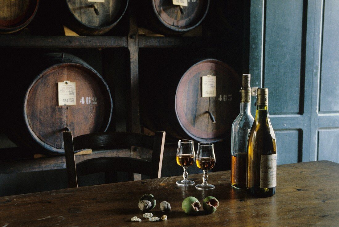 Stillleben mit Vin Santo in einer toskanischen Weinkellerei