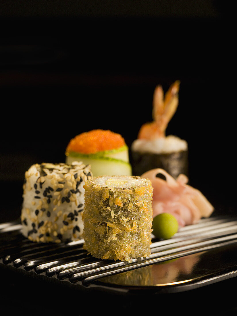 Verschiedene Sushi-Röllchen und eingelegter Ingwer