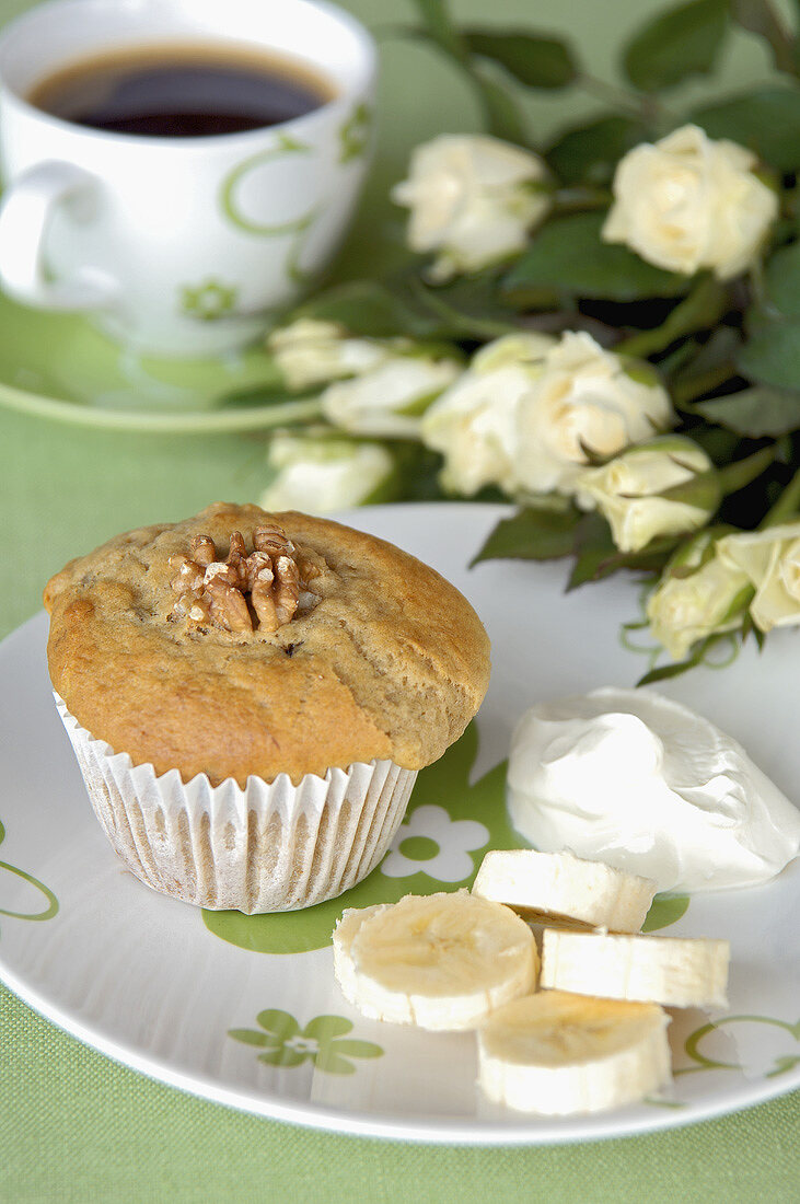 Ein Bananen-Schokoladen-Muffin mit einer Tasse Tee