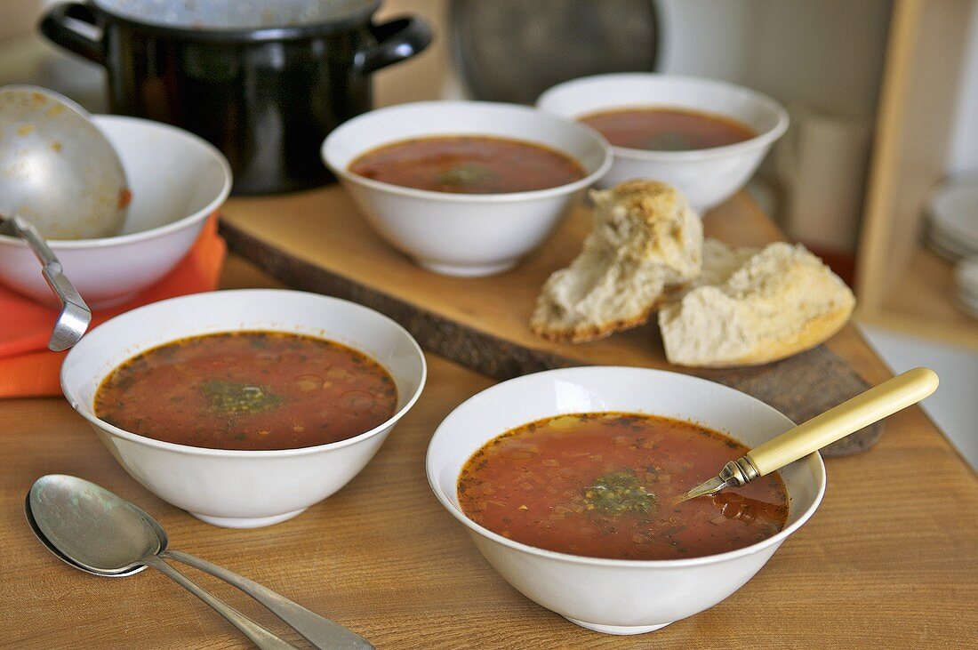 Tomaten-Flageoletbohnensuppe in vier Schüsseln