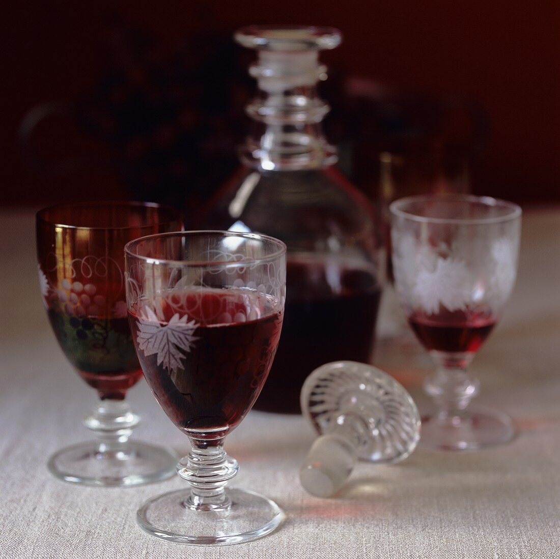 Rotwein in Dekanter und drei Gläsern