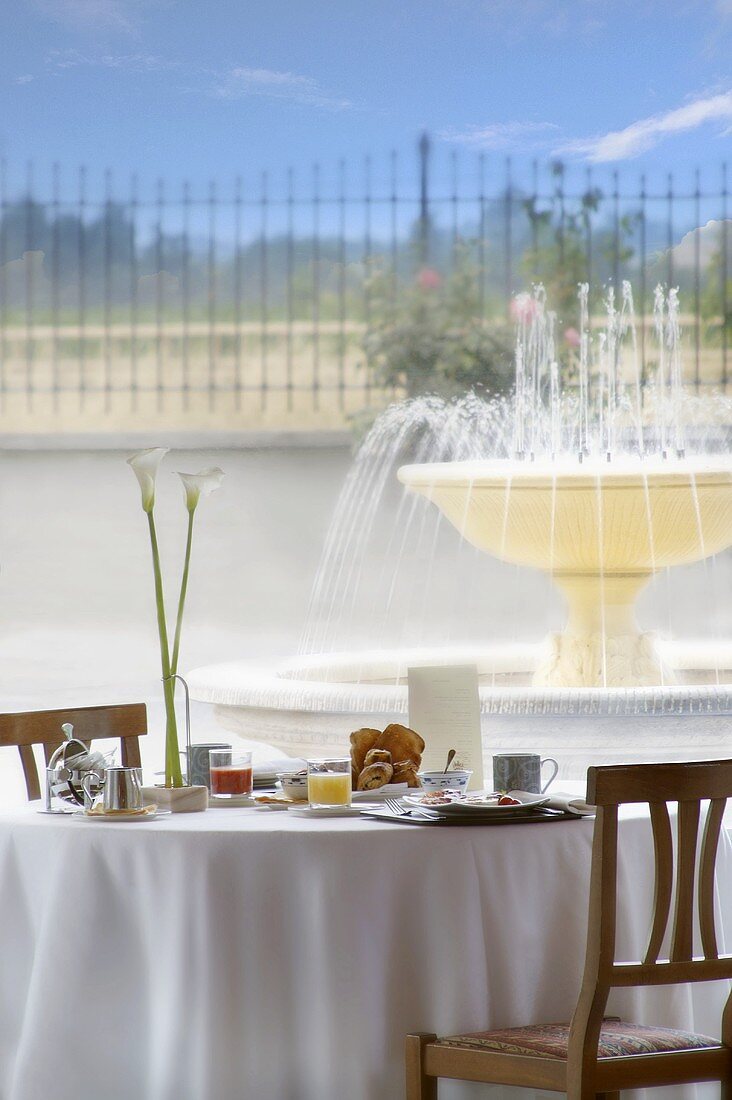 Frühstückstisch in einem Hotel mit Blick nach draußen