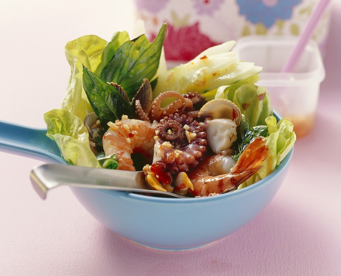 Asia-Salat mit Meeresfrüchten