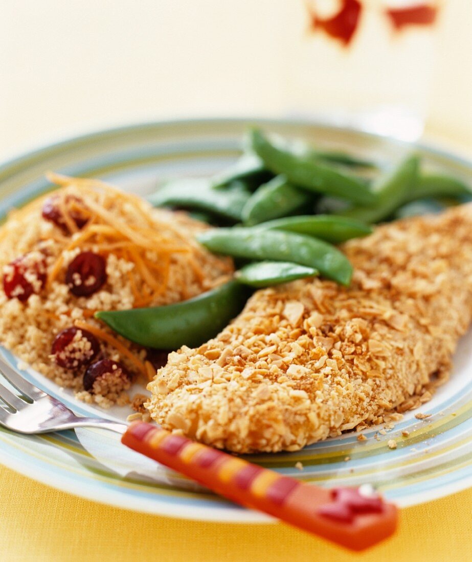 Putenschnitzel in Nusspanade mit Cranberry-Couscous