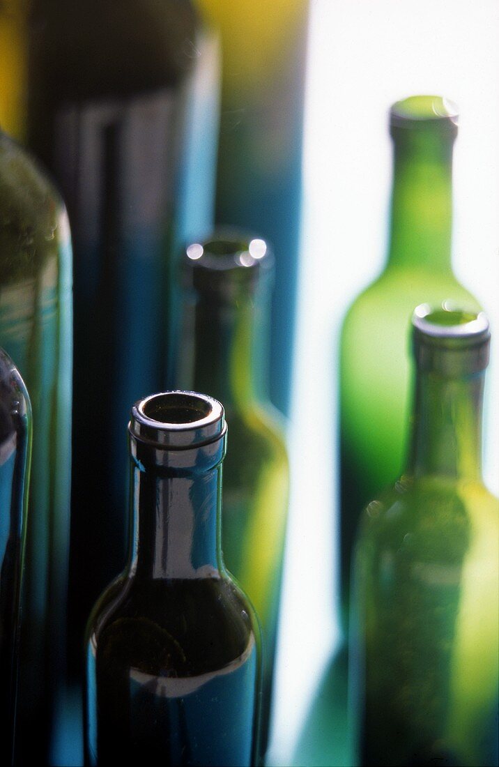 Einige leere grüne Weinflaschen