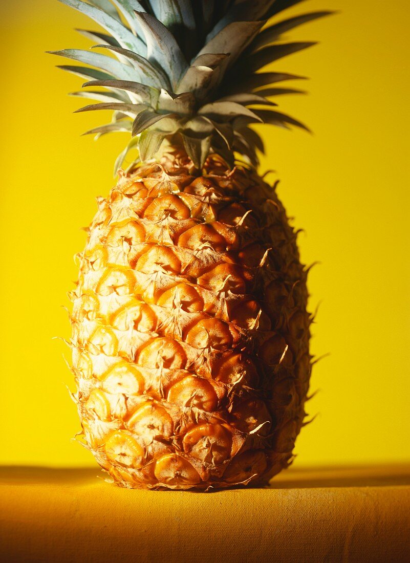 Eine Ananas vor gelbem Hintergrund