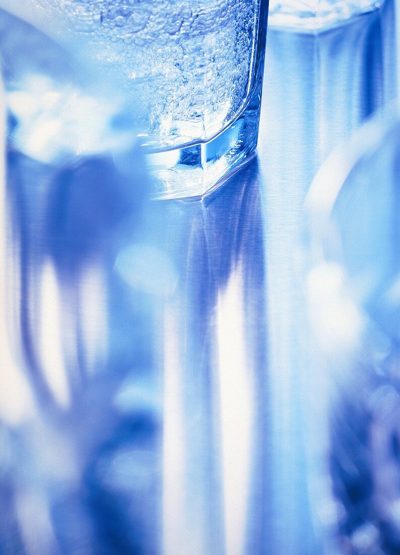 Ein Glas Mineralwasser auf blauem Untergrund