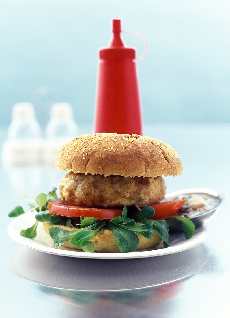 Burger mit Feldsalat, Tomate und Chilisauce