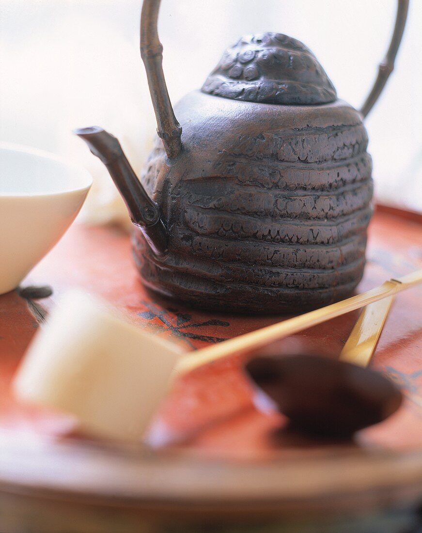 Handgeschmiedete asiatische Teekanne und Utensilien