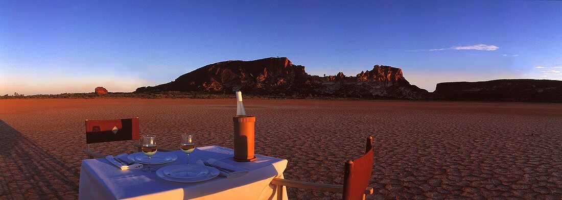 Gedeckter Tisch mit Weißwein im Rainbow Valley (Australien)