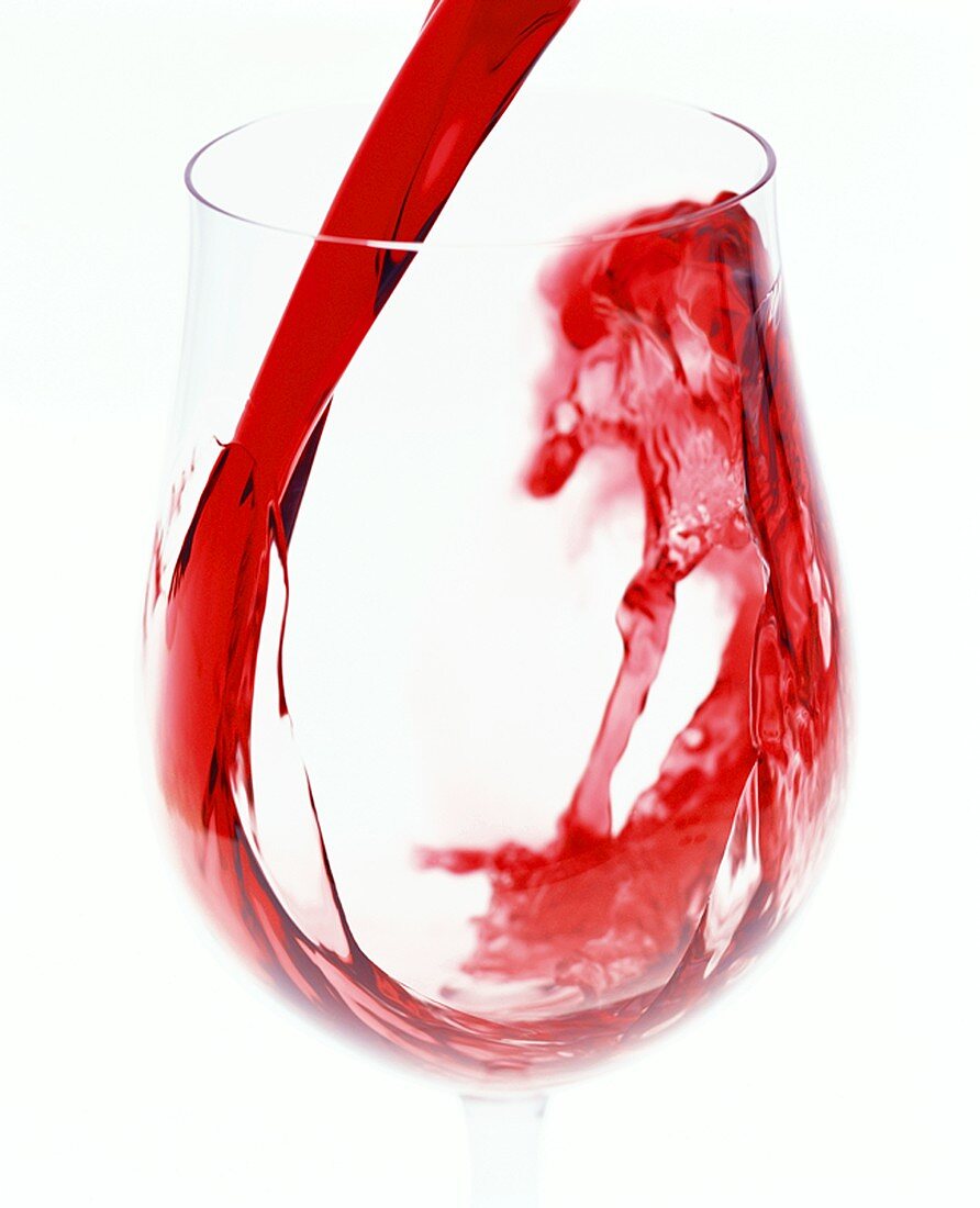 Rotwein ins Glas einschenken