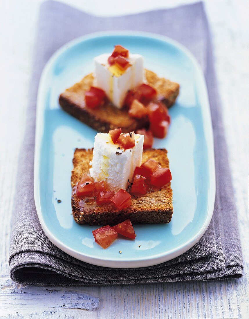Toast with goat's cheese and diced tomatoes