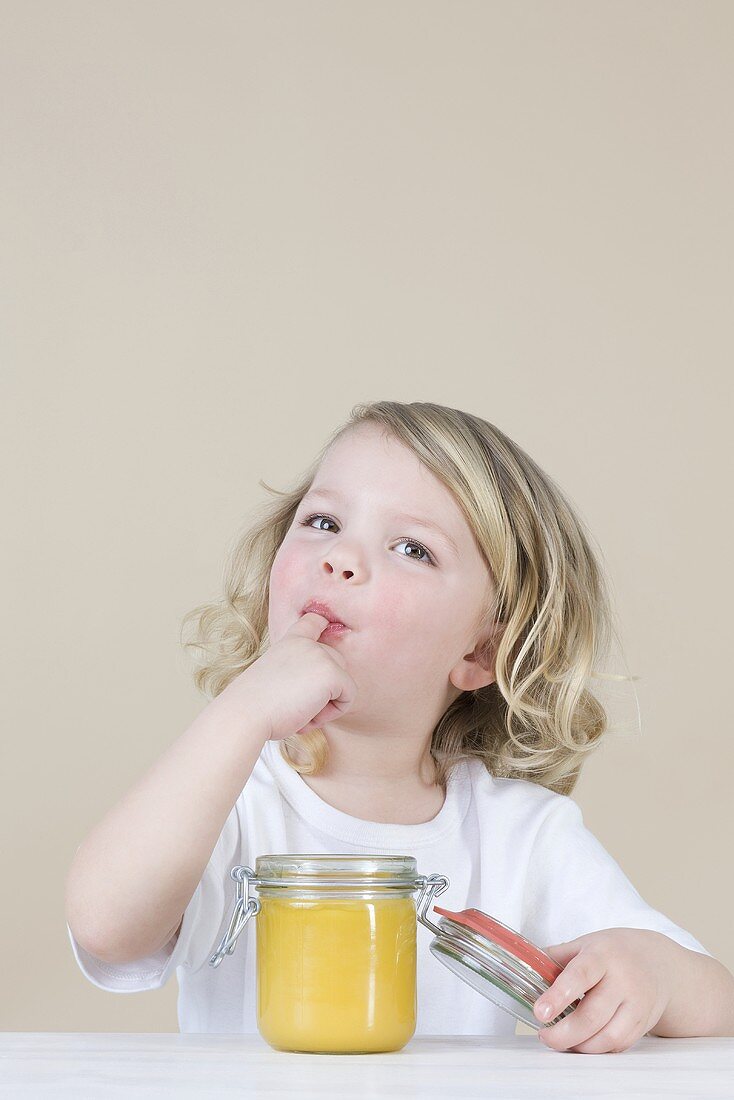 Mädchen isst Zitronencreme