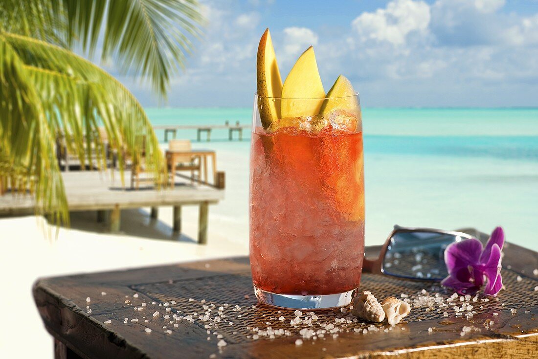 Sex on the beach cocktail – License image – 917359 ❘ lookphotos