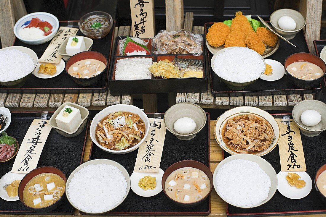 Japanisches Essen inder Auslage mit Schriftzeichen