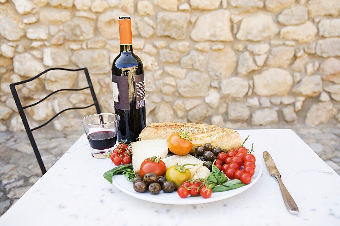 Sizilianische Lebensmittel und Rotwein