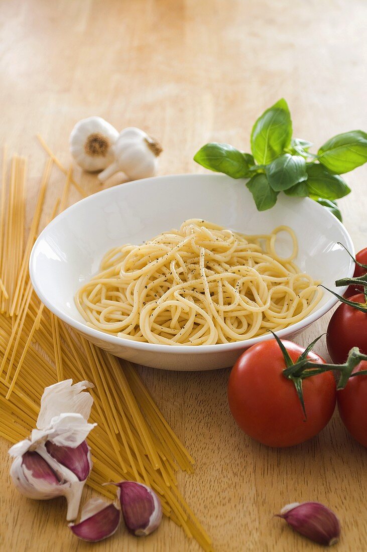 Spaghetti, Tomaten, Knoblauch und Basilikum