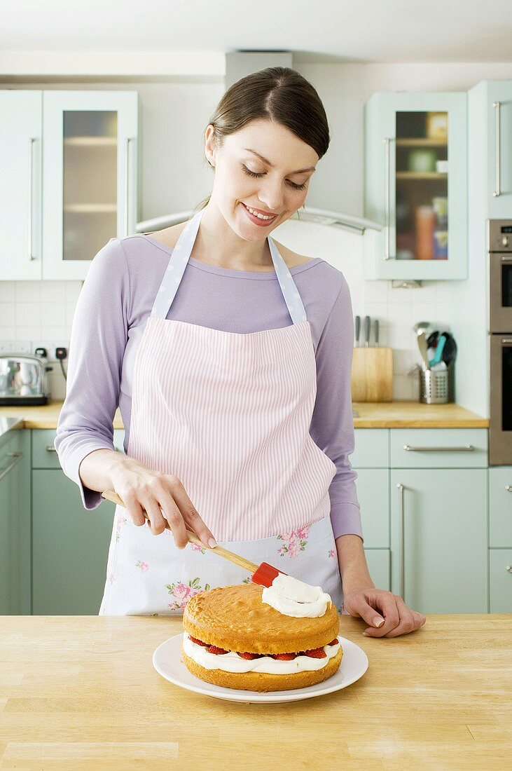 Frau macht einen Kuchen