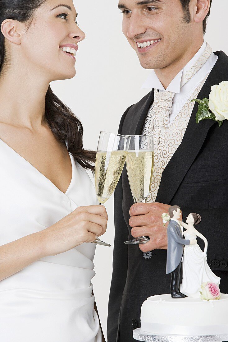 Frisch verheiratetes Paar stößt mit Champagner an