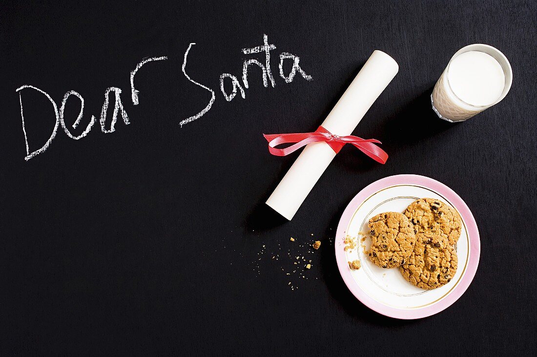 Wunschzettel für den Weihnachtsmann mit Milch und Kekse