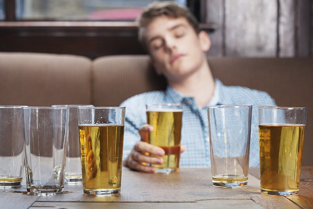 Junger Mann schlafend in Bar