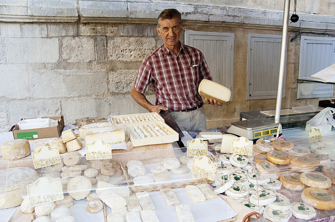 Mann am Schafskäse Marktstand, Frankreich