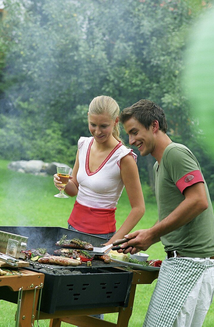 Freunde kochen auf dem Grill