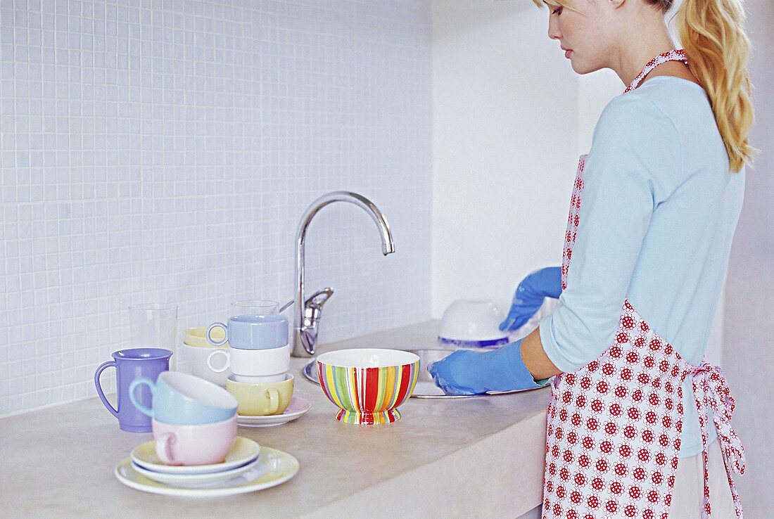 Frau macht den Abwasch