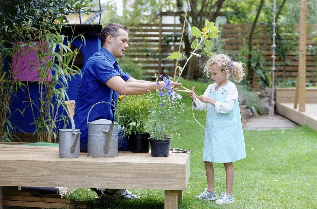 Vater und Tochter bei der Gartenarbeit