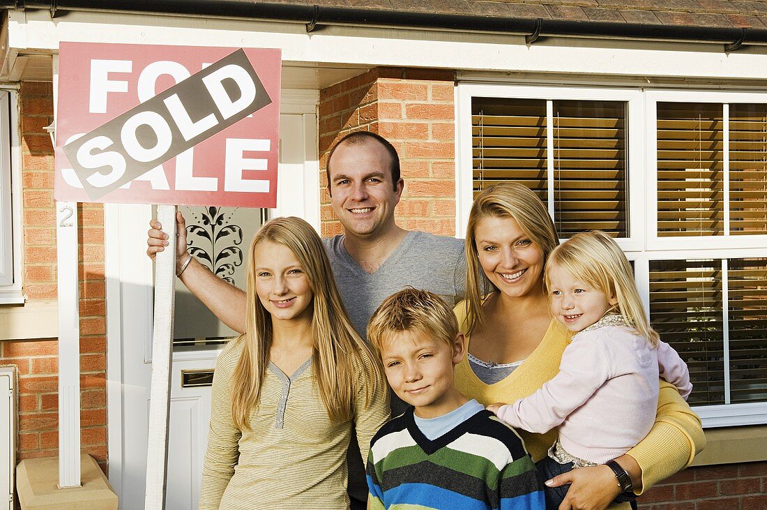 Familie außerhalb ihres neuen Hauses