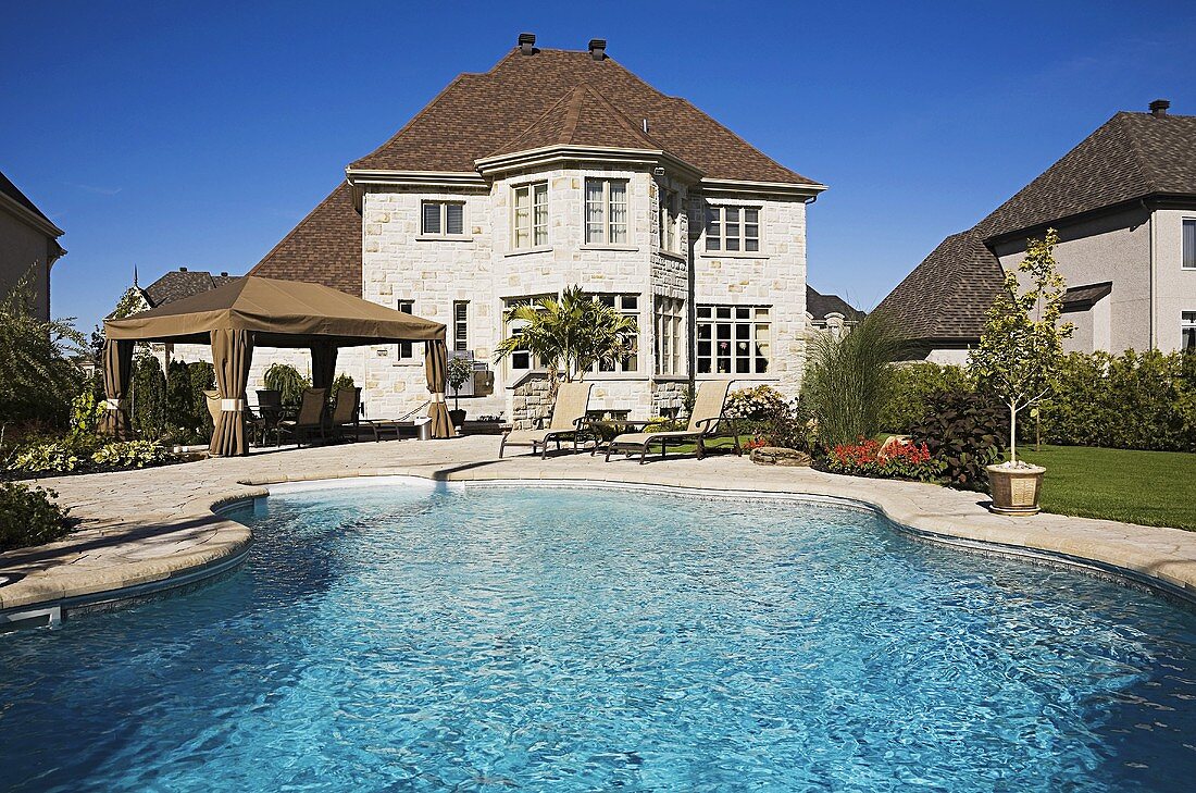 House with swimming pool