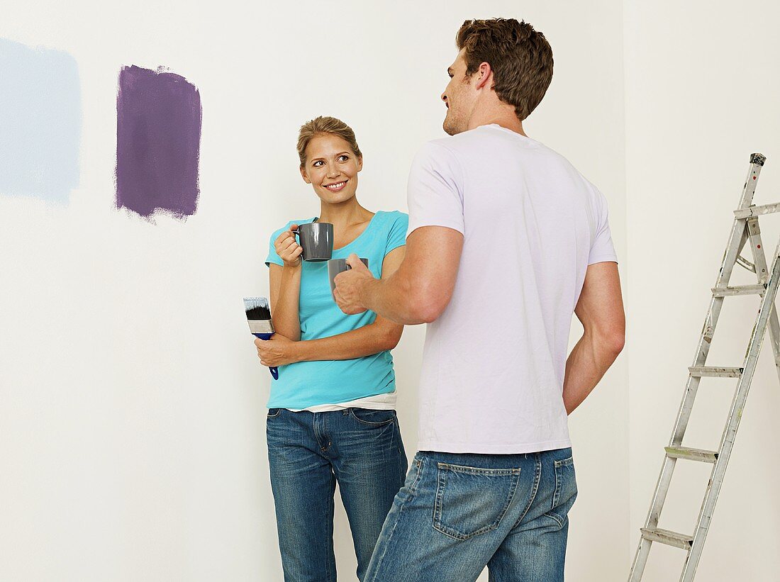 Junges Paar sucht Farbe für Wand aus