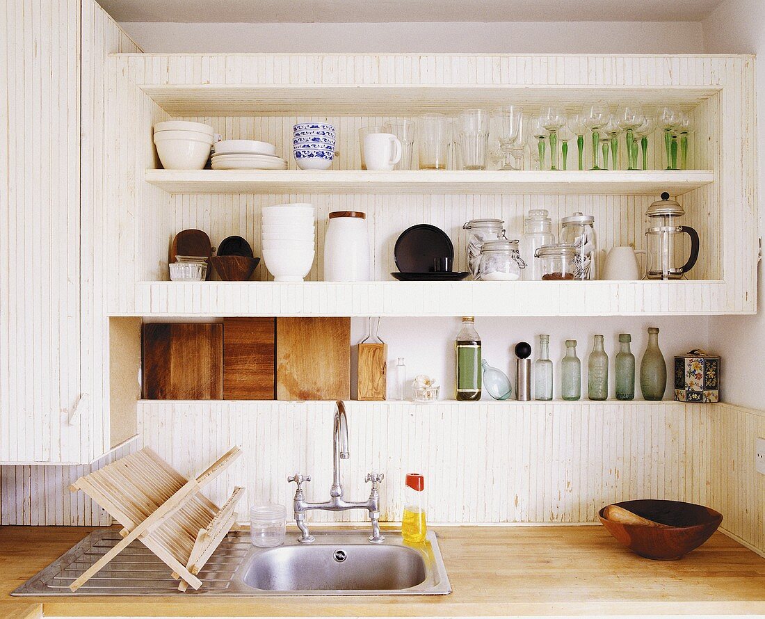 Küchenregal über schlichtem Spülbecken mit Abtropfgestell aus Holz