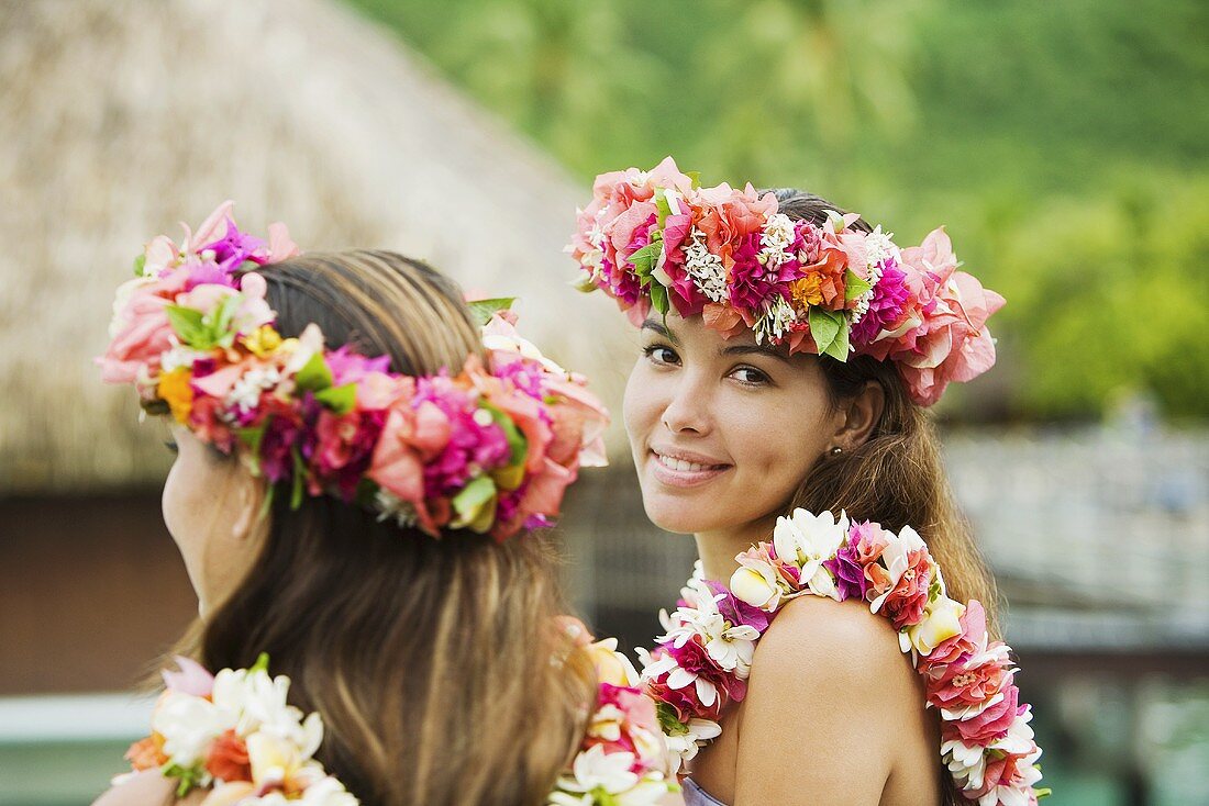 Junge Frauen mit Blumen im Haar in Moorea